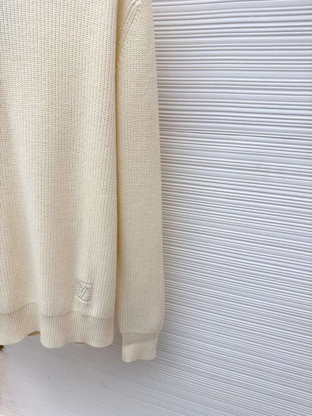 LOUIS VUITTON basic logo embroidered plain pullover knitted sweater ●Original version: 18,000 purchased and developed ●Item number: 1680919-A75 ●Fabric: cashmere fabric ●Technology: knitting ●Version: fitted version ●Weight: about 630 grams ●Size: XS-S-M-L ●Description: Embroidered cashmere crew neck sweater This cashmere crew neck sweater is ribbed knitted to create a rich texture, which combines elegant style and comfortable texture. The LV logo embroidery sits on the left hem, and casual touches can easily upgrade any look. The overall wiring is straight and delicate, the fabric is comfortable and soft, and the color is consistent without color difference. It can be matched with the same style to create a fashionable look and control various occasions. Customized accessories, complete with three standards, same style for men and women!